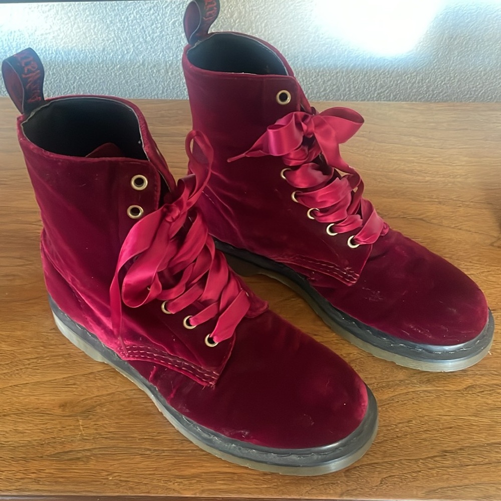 Red velvet doc marten boots - Picture 3 of 4